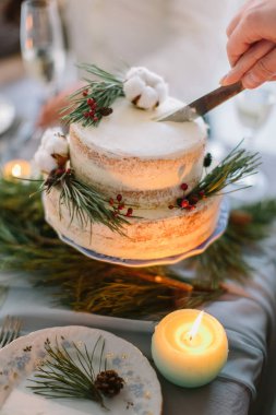 Grup bahçede düğün masalarda oturan insan