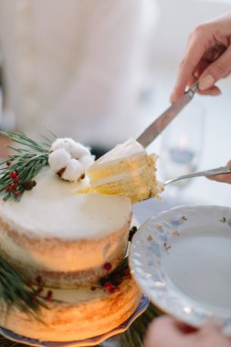 Gelin ve damat çam, çilek ve pamuk çiçek ile dekore düğün pastanı kesme