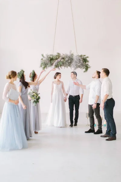 Bridesmaids Groommen Throw Rice Newlyweds Groom Bride — Stock Photo, Image