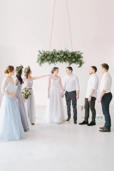 Noiva Noivo Segurando Mãos Outro Chuva Arroz Após Cerimônia Casamento — Fotografia de Stock