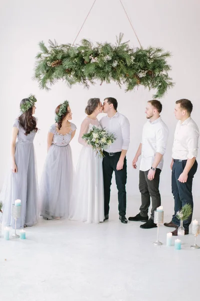 Handsome Brunette Groom Kissing Beautiful Bride Wedding Dress Bouquet Groommen — Stock Photo, Image