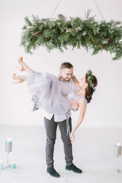 Groomsman Dama Honra Vestida Com Vestido Azul Cinza Dançando Sala — Fotografia de Stock