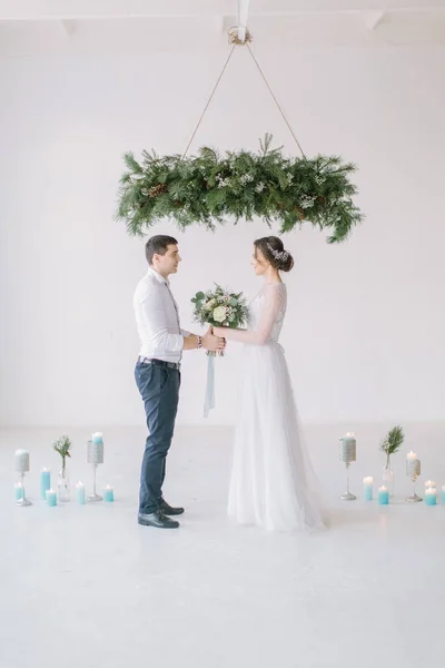 Cerimônia Casamento Quarto Branco Claro Decorado Com Flores Velas Noiva — Fotografia de Stock