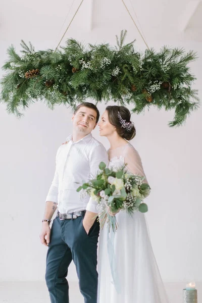 Sposo Sposo Uno Studio Baci Coppia Sposi Novelli Sposi Matrimonio — Foto Stock