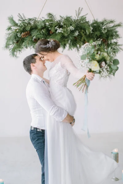 Cerimônia Casamento Quarto Branco Claro Decorado Com Pinho Flores Velas — Fotografia de Stock