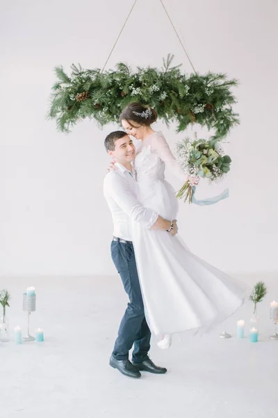 Cerimônia Casamento Quarto Branco Claro Decorado Com Pinho Flores Velas — Fotografia de Stock