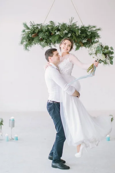 Γαμήλια Τελετή Στο Φως Λευκό Δωμάτιο Διακοσμημένο Πεύκα Λουλούδια Και — Φωτογραφία Αρχείου