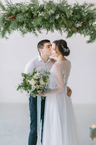 Cerimônia Casamento Quarto Branco Claro Decorado Com Pinho Flores Velas — Fotografia de Stock