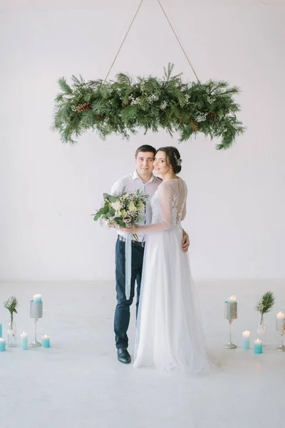Casal Recém Casado Feliz Juntos Quarto Decorado Branco — Fotografia de Stock