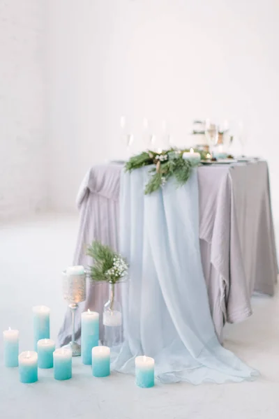 Composição Decoração Pinho Suspenso Teto Velas Flores Vegetação Sobre Mesa — Fotografia de Stock