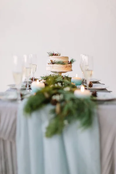 Bela Mesa Decorada Com Pratos Para Convidados Velas Azuis Decoração — Fotografia de Stock