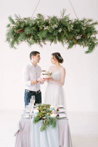 Noiva Noivo Segurando Bolo Casamento Desfrutando Refeição Recepção Casamento Decorado — Fotografia de Stock