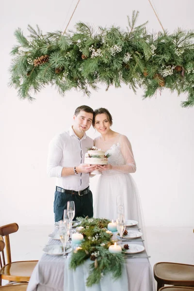 매력적인 홀에는 테이블에 케이크를 부부는 결혼식 소나무 — 스톡 사진