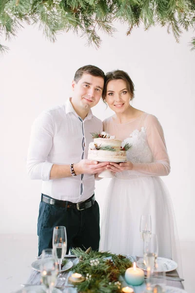 Noiva Encantadora Noivo Sorrindo Mesa Salão Banquete Segurando Bolo Casamento — Fotografia de Stock