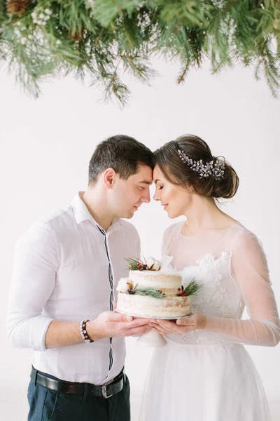 신부와 테이블을 열매와 케이크를 부부는 결혼식 소나무 — 스톡 사진