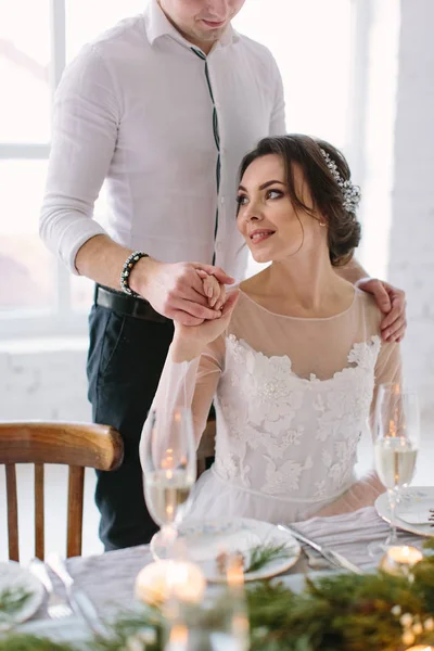 Noiva Bonita Noivo Perto Mesa Casamento Com Bolo Casamento Velas — Fotografia de Stock