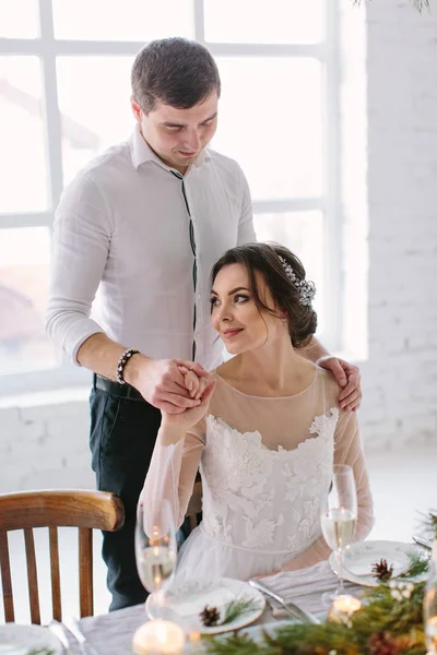 Noiva Bonita Noivo Perto Mesa Casamento Com Bolo Casamento Velas — Fotografia de Stock