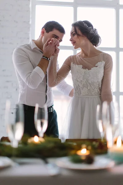 Емоційна Красива Молода Пара Посміхається Цілується Обіймається Весільному Прийомі Білому — стокове фото