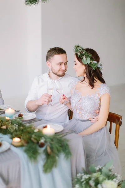 Glad Brudtärna Och Groomman Leende Och Kramar Tabellen Bröllop Grupp — Stockfoto