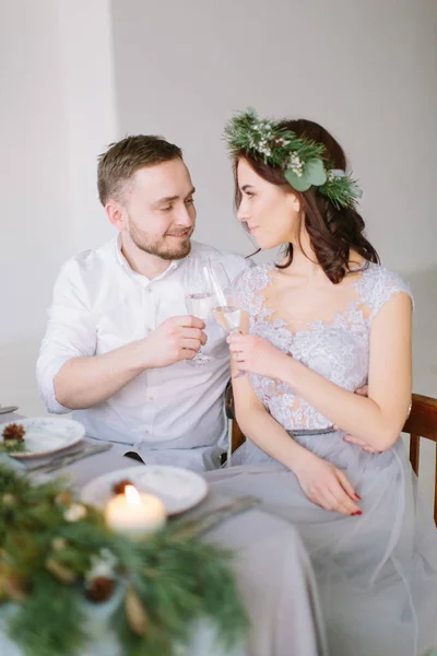 Glad Brudtärna Pine Krans Och Groomman Bröllop Tabellen Drink Champagne — Stockfoto