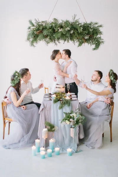 Wedding Couple Kissing Decorated Wedding Table Bridesmaids Groommen Drink Champagne — Stock Photo, Image