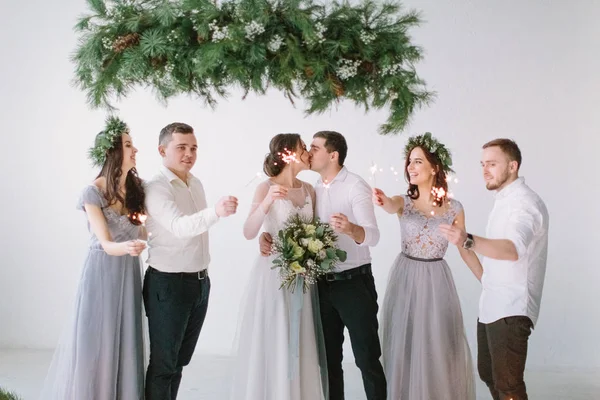 Casal Com Luzes Bengala Beijando Festa Casamento Juntamente Com Damas — Fotografia de Stock