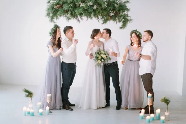 Casal Com Luzes Bengala Beijando Festa Casamento Juntamente Com Damas — Fotografia de Stock