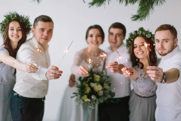 Casamento Casal Noiva Noivo Seus Amigos Com Incêndios Bengala Divertindo — Fotografia de Stock