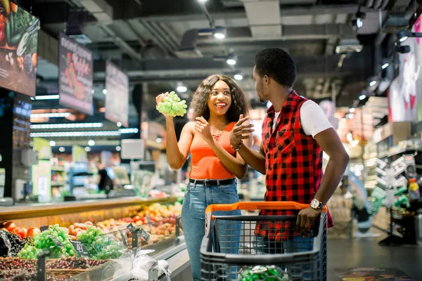 Afrykańska Para Zakupy Supermarkecie Produkujemy Działem — Zdjęcie stockowe
