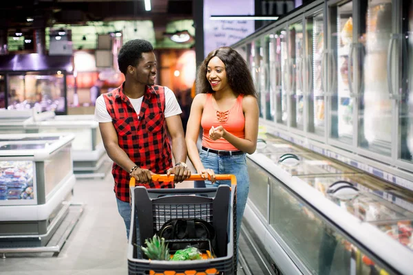 Smiling African American Couple Shopping Trolley Choosing Food Supermarket — Stock Photo, Image