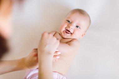 Bebek Masaj. Masaj ve çocuğunu silahlarla jimnastik yapıyor anne