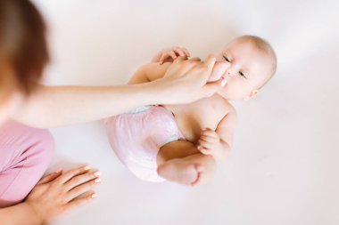 Bebek Masaj. Masaj ve çocuğunu ayaklı jimnastik yapıyor anne