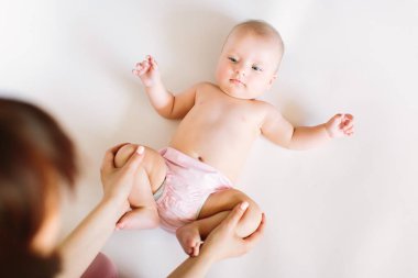 Bebek Masaj. Masaj ve çocuğunu ayaklı jimnastik yapıyor anne