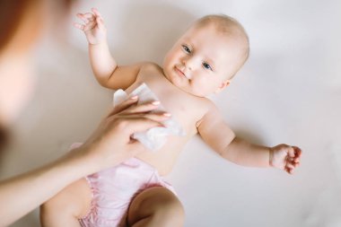 Hijyen - genç bebek cilt ıslak mendil ile silerek momy. Silme, saf, temiz temizlik