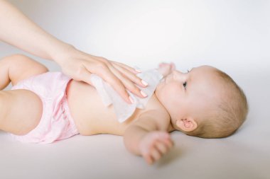 Hijyen - genç bebek cilt ıslak mendil ile silerek momy. Silme, saf, temiz temizlik