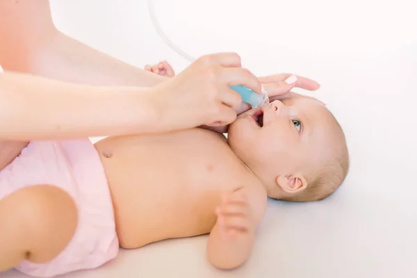 Mãe Usando Aspirador Nasal Bebê Ela Está Fazendo Uma Sucção — Fotografia de Stock