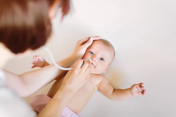 Doctor Hand Cleans Baby Nose Vacuum Cleaner — Stock Photo, Image