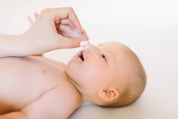 Bebé Recém Nascido Tem Gotas Nasais Conceito Cuidado Bebê — Fotografia de Stock
