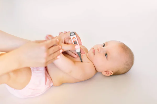 Donna Che Misura Temperatura Una Bambina Malata — Foto Stock