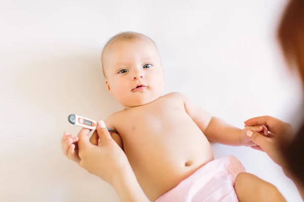 Termometro Primo Piano Madre Che Misura Temperatura Del Suo Bambino — Foto Stock