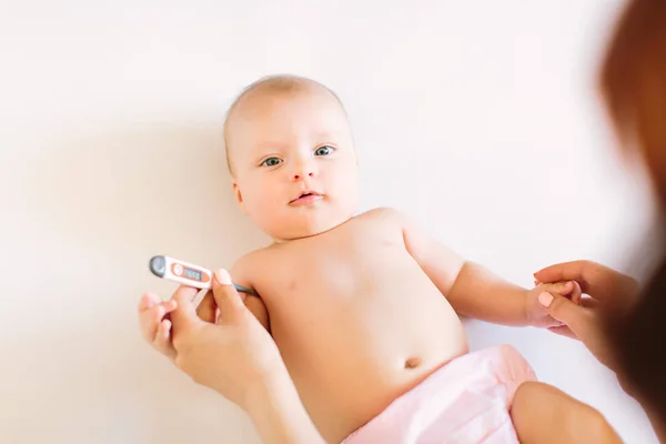 Termometro Primo Piano Madre Che Misura Temperatura Del Suo Bambino — Foto Stock