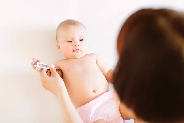 Termómetro Grande Plano Mãe Medir Temperatura Seu Filho Doente Criança — Fotografia de Stock
