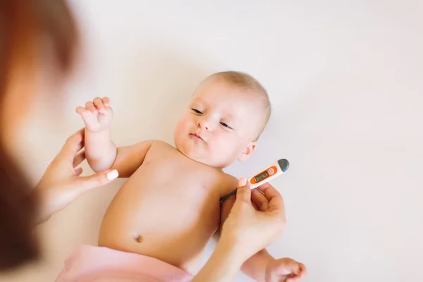 Mãe Segurando Termômetro Seu Bebê Doente Bebê Doente Cama Com — Fotografia de Stock