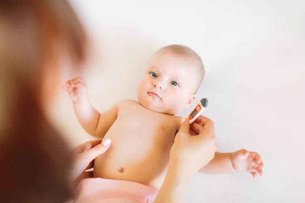 Mãe Segurando Termômetro Seu Bebê Doente Bebê Doente Cama Com — Fotografia de Stock