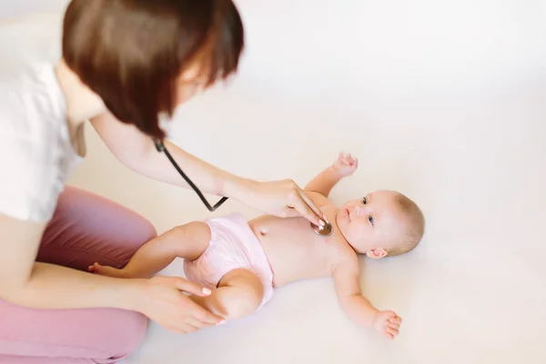Doctor Using Stethoscope Listen Baby Chest Checking Heart Beat — Stock Photo, Image