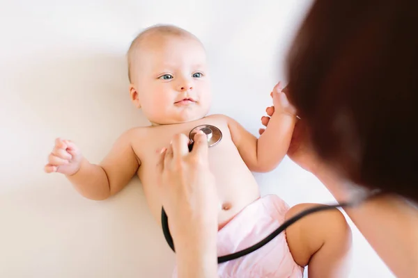 Lékař Pomocí Stetoskopu Naslouchání Hrudníku Baby Zdraví Precizní — Stock fotografie