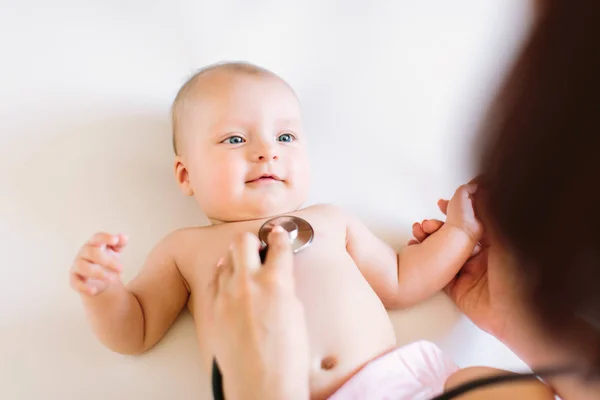 Lékař Pomocí Stetoskopu Naslouchání Hrudníku Baby Zdraví Precizní — Stock fotografie