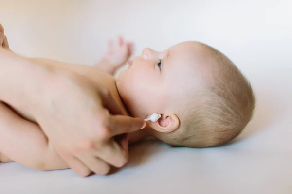 Mère Nettoyage Des Mains Oreille Bébé Sur Serviette — Photo