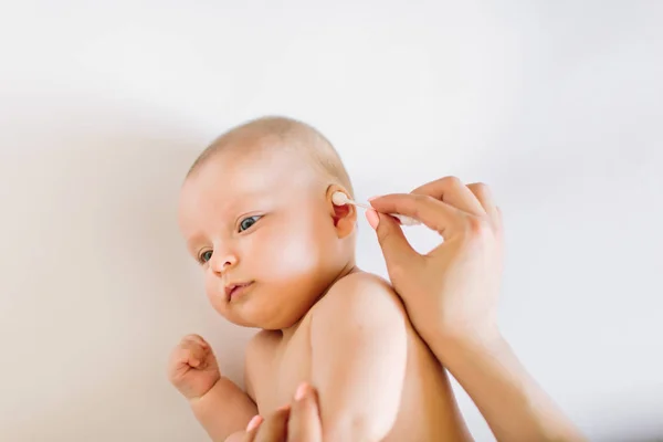 Matka Ruční Čištění Ucha Baby Vatovým Tamponem — Stock fotografie