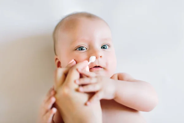 Küçük Bebek Burun Temizleme — Stok fotoğraf